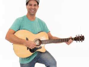 שרת-בית הסטודנט- פעילות במוזיקה עם בנג'ו והגיטרה 2/7