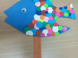 יצירה - קישוט דג צבעוני - 8/7 שני - מרכז קהילתי הראשונים