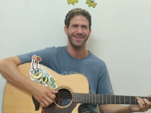 יום ראשון 25.1.2026  אלון פז  הפעלה מוזיקלית לט"ו בשבט